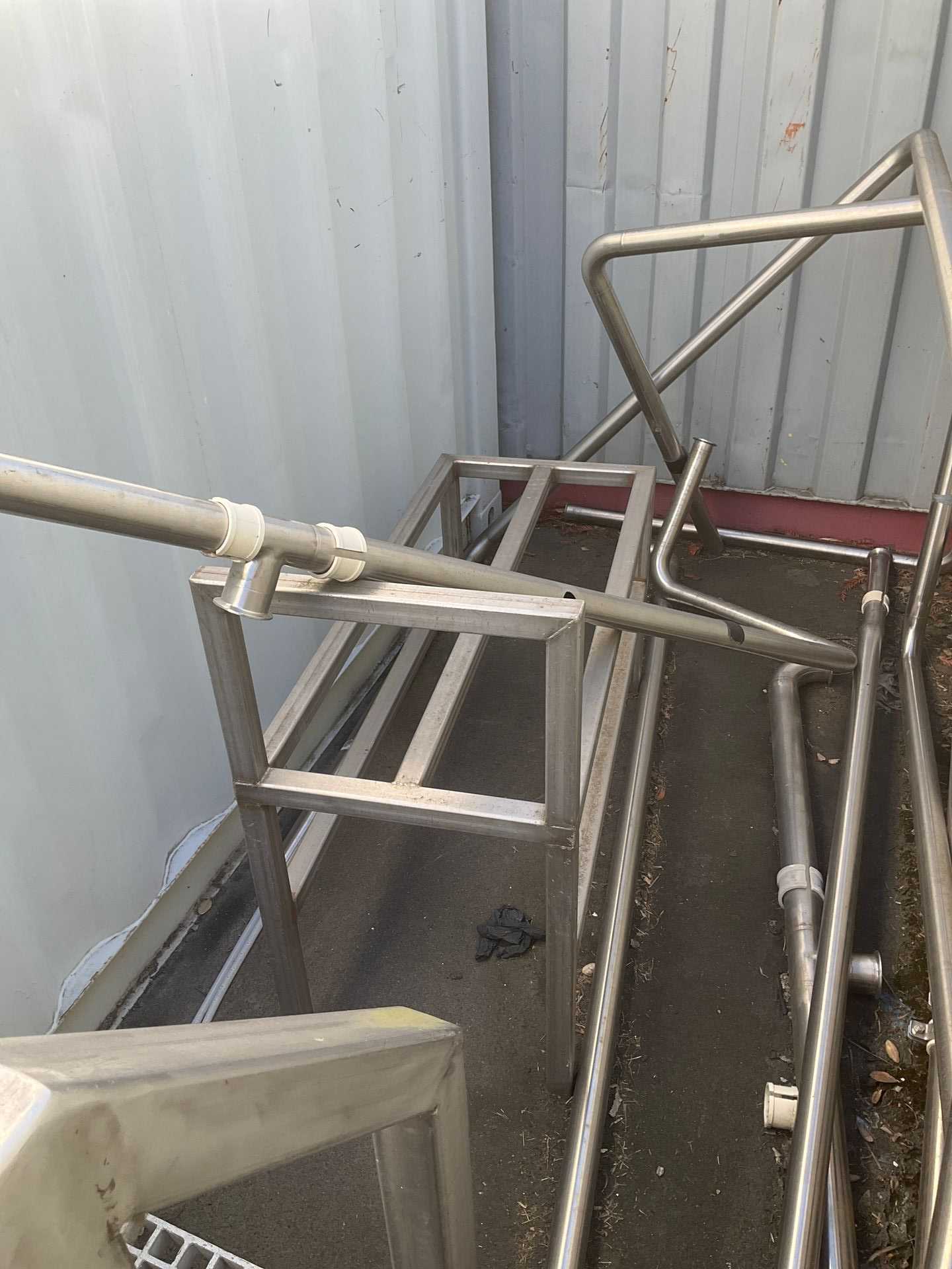 METAL STEP LADDER & PIPES