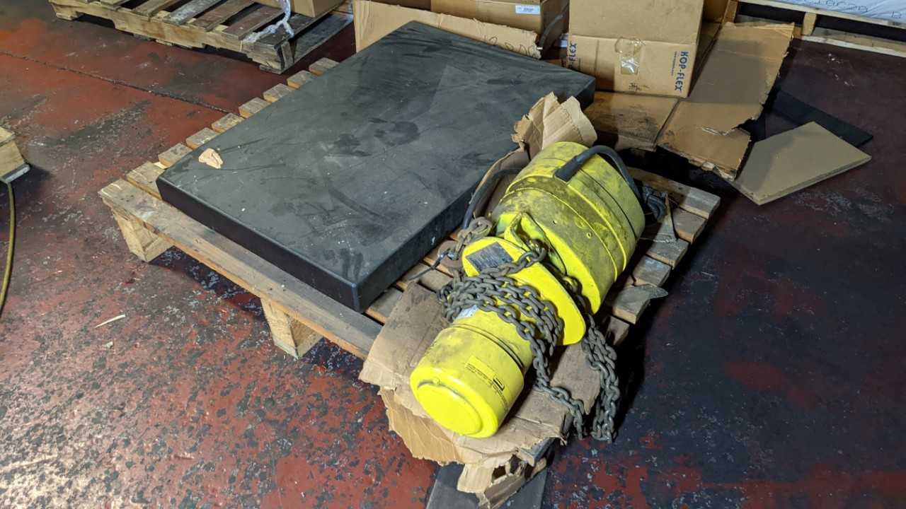 Lot of miscellaneous content and hoist - INDUSTRIAL PARTS