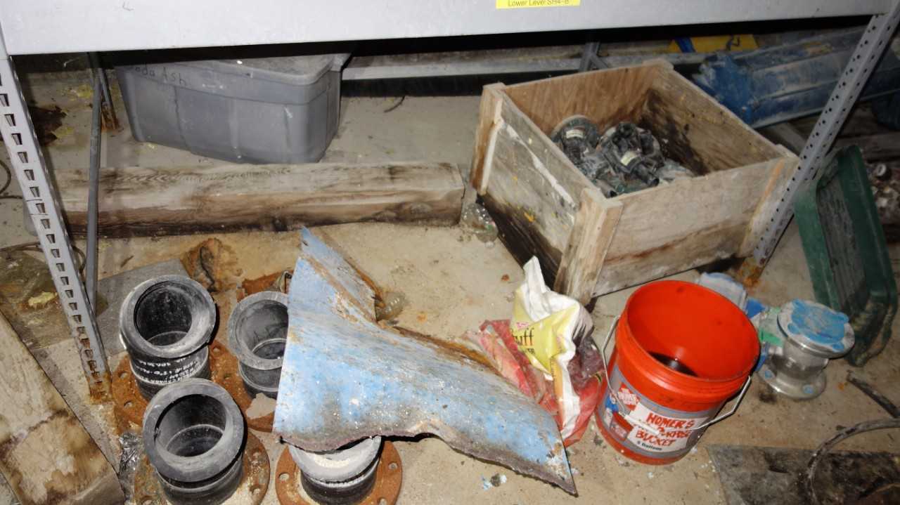 CONTENTS OF 2 SECTIONS OF RACKING, VALVES, MOTORS - HYDRAULIC PARTS