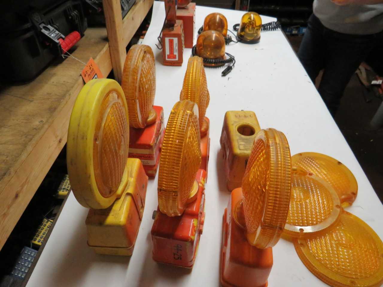 LOT OF ASSORTED CONSTRUCTION CAUTION STROBE LIGHTS AND ACCESSORIES - LIGHTING