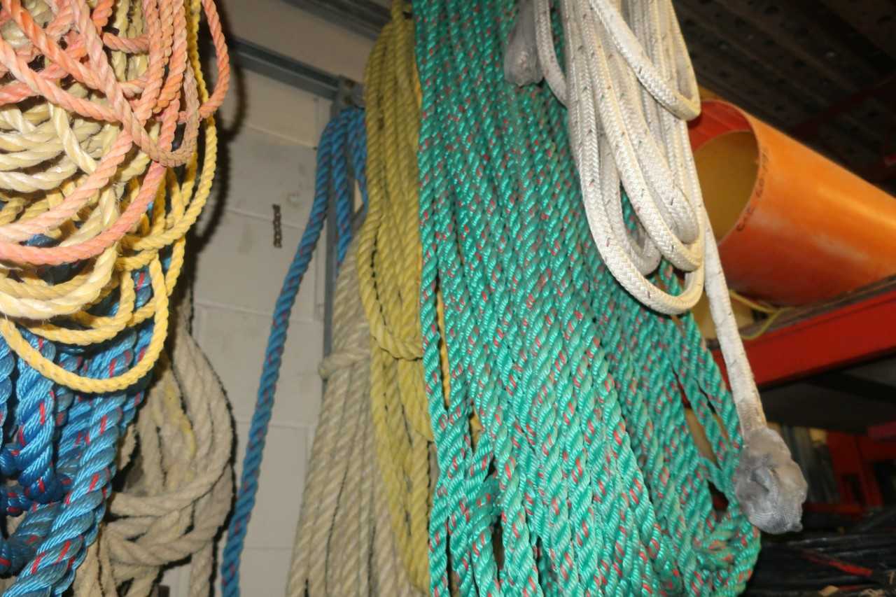 2 HOOKS OF ASSORTED HIGH TENSION ROPE - ELECTRIC POWER TOOLS