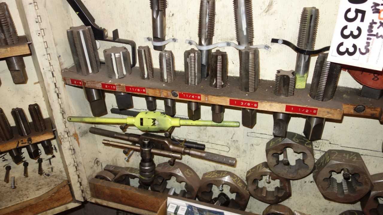 CABINET WITH CONTENTS, ASSORTED TAPS AND DIES - HAND TOOLS