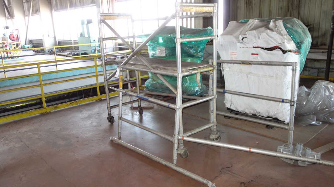 LOT OF UP-RIGHT SCAFFOLDING - ELECTRIC POWER TOOLS