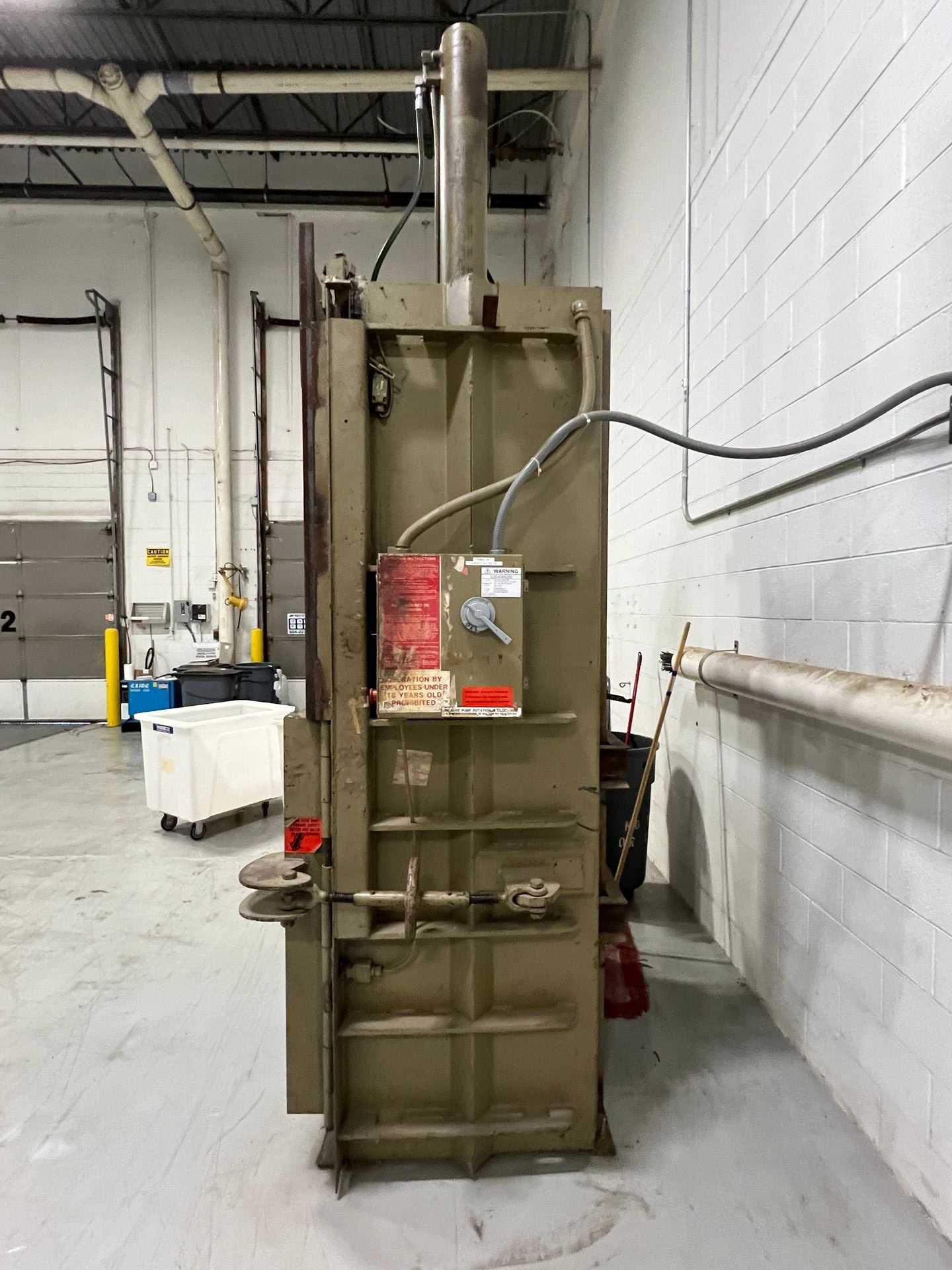 PIQUA VERTICAL CARDBOARD BALER - MATERIAL HANDLING