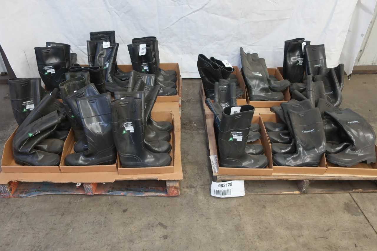 PALLET OF DUNLOP STEEL TOE RUBBER BOOTS SIZE 8 - SAFETY EQUIPMENT