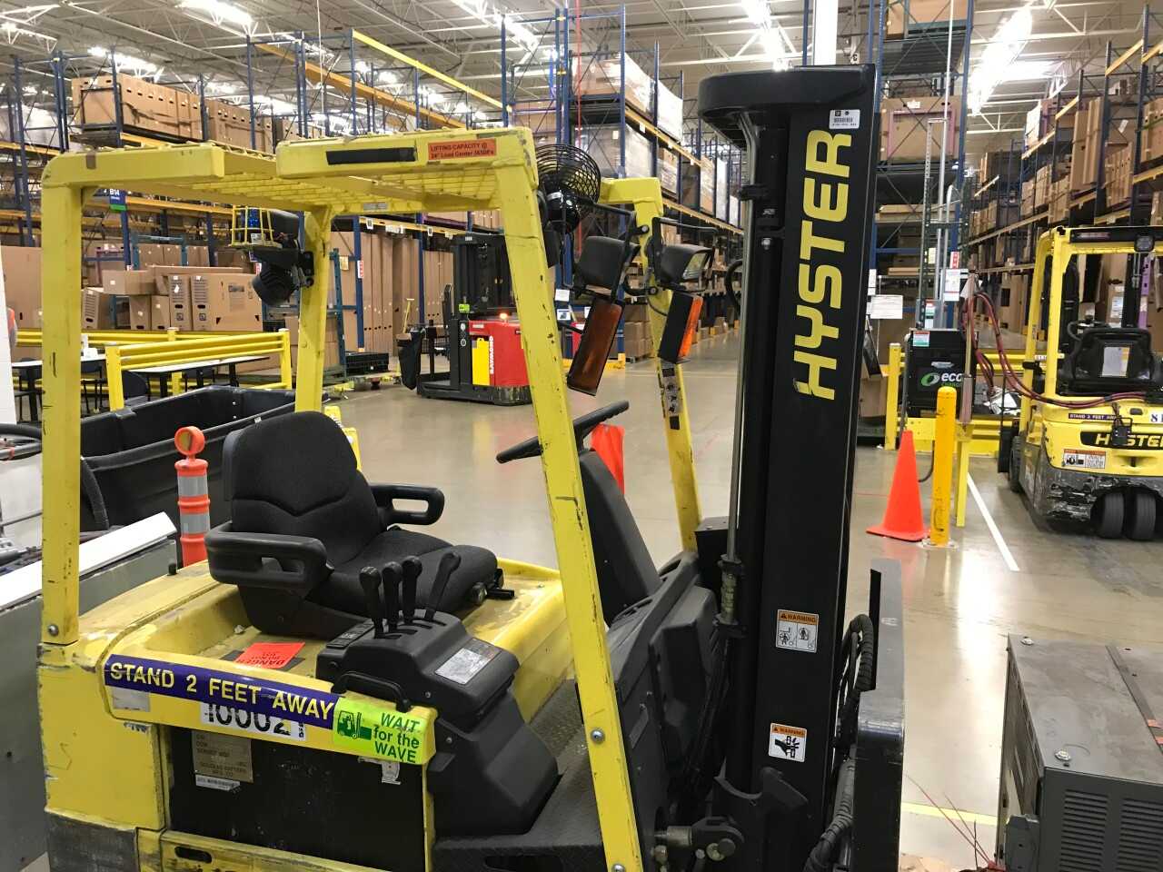 Hyster 4000lb lift truck with battery and charger - FORKLIFTS