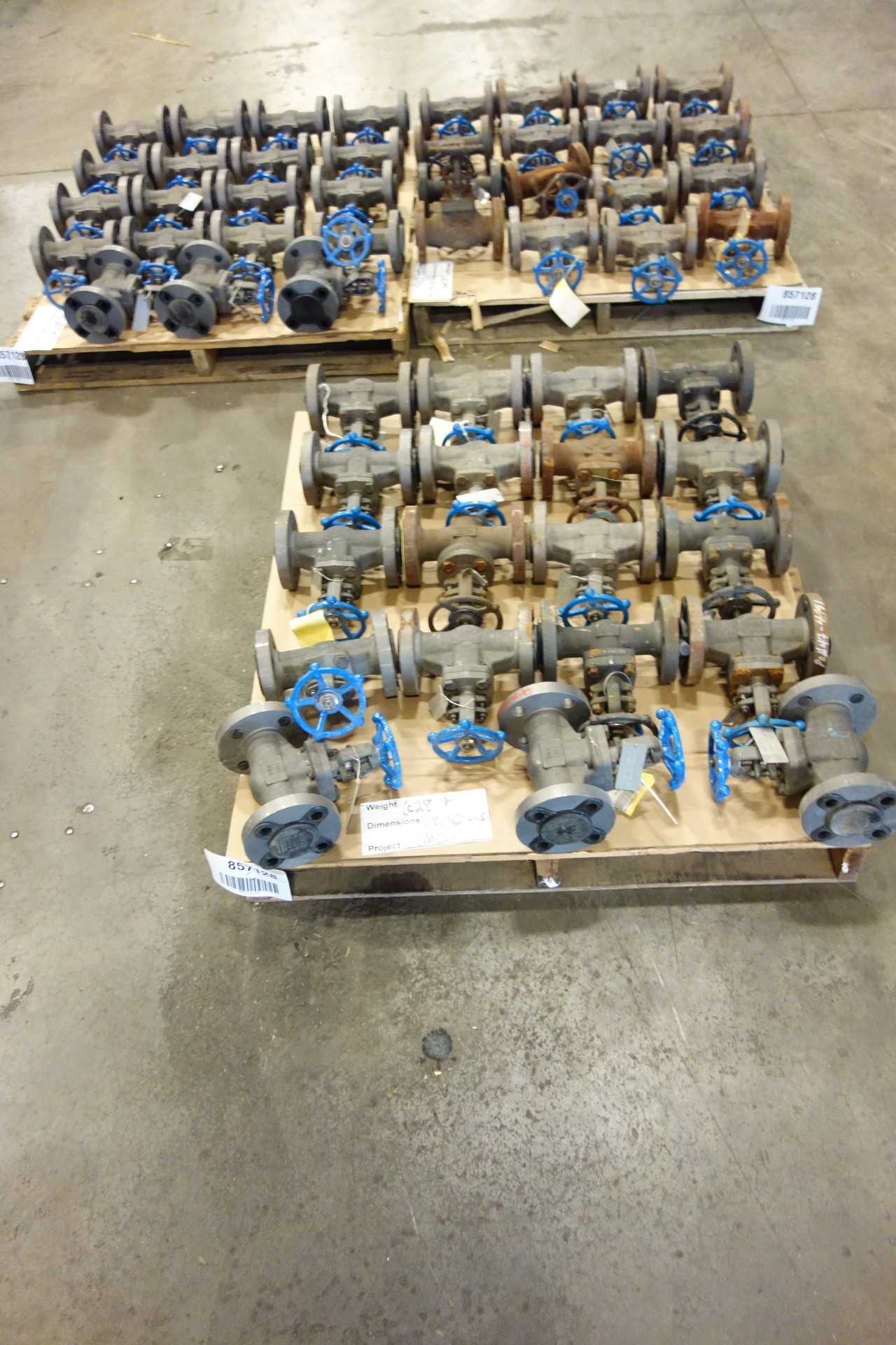 3 PALLETS OF ASSORTED MANUAL STEEL THREADED 1.5" GATE VALVES - VALVES