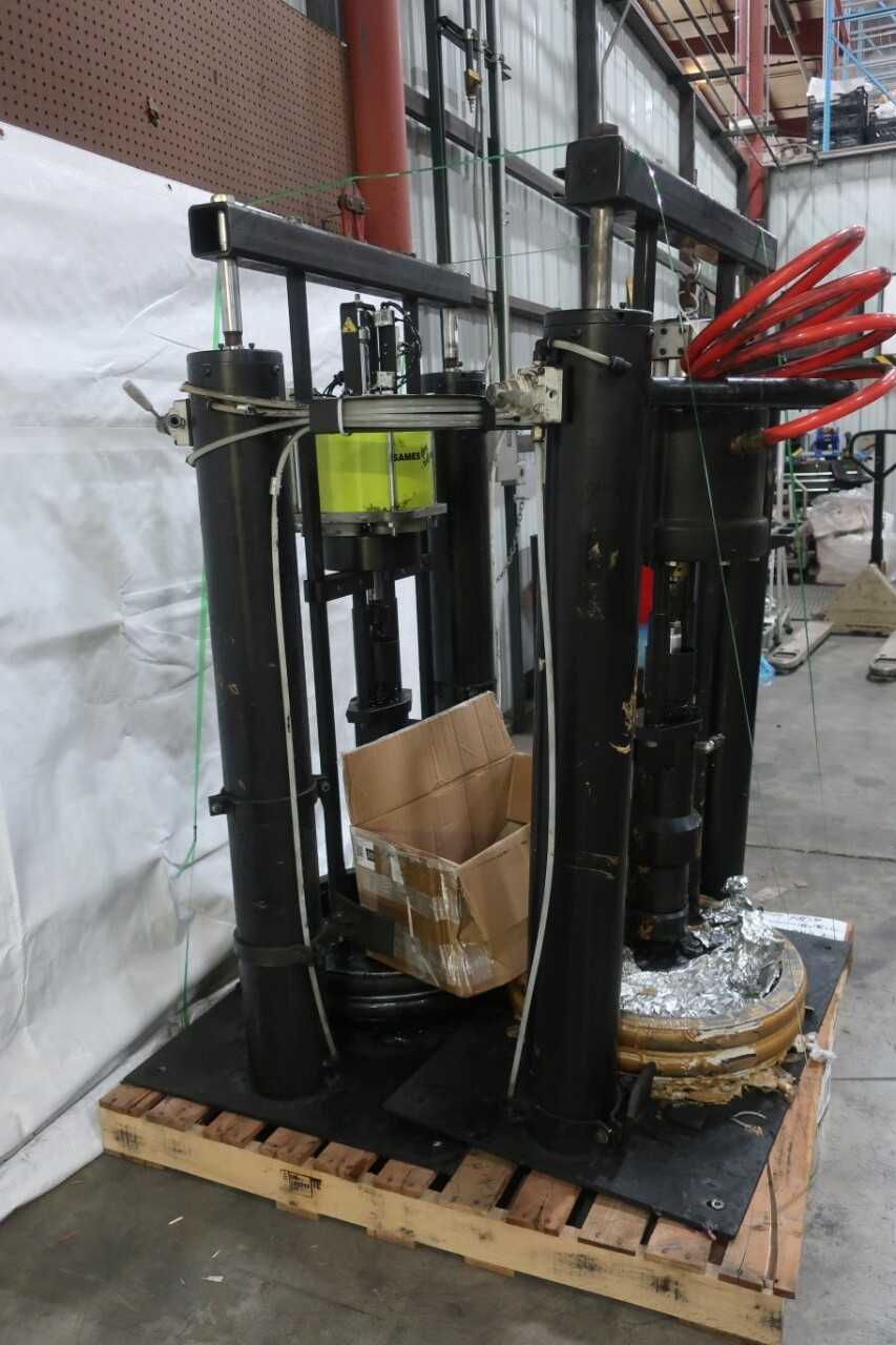 LOT OF 2 GREASE PUMPS - PUMPS