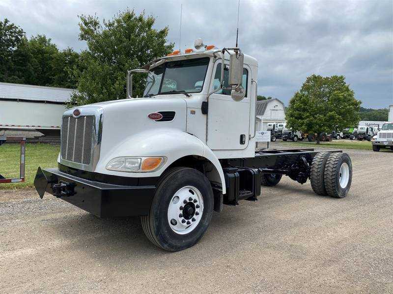 2009 Peterbilt 335 Semi-Truck - HYDRO EXCAVATOR TRUCKS