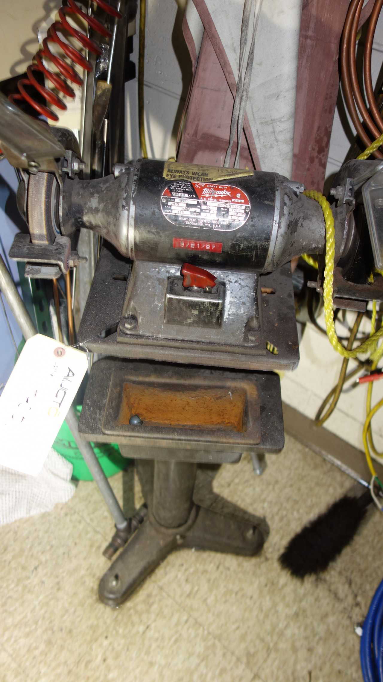 MILWAUKEE 4920 1/3HP 115V-AC BENCH GRINDER - BENCH GRINDERS