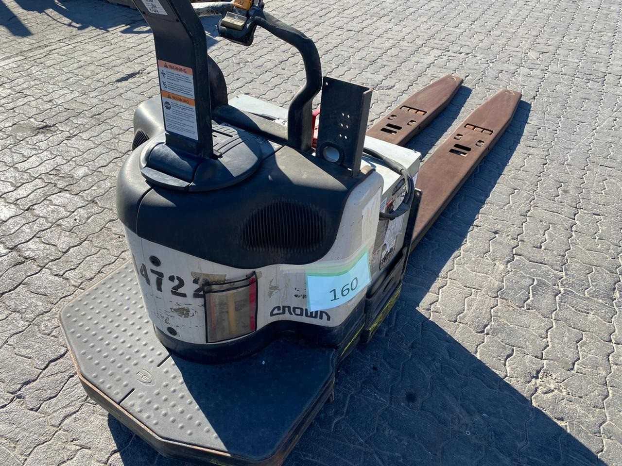 1 CROWN ELECTRIC FORK LIFT - FORKLIFTS