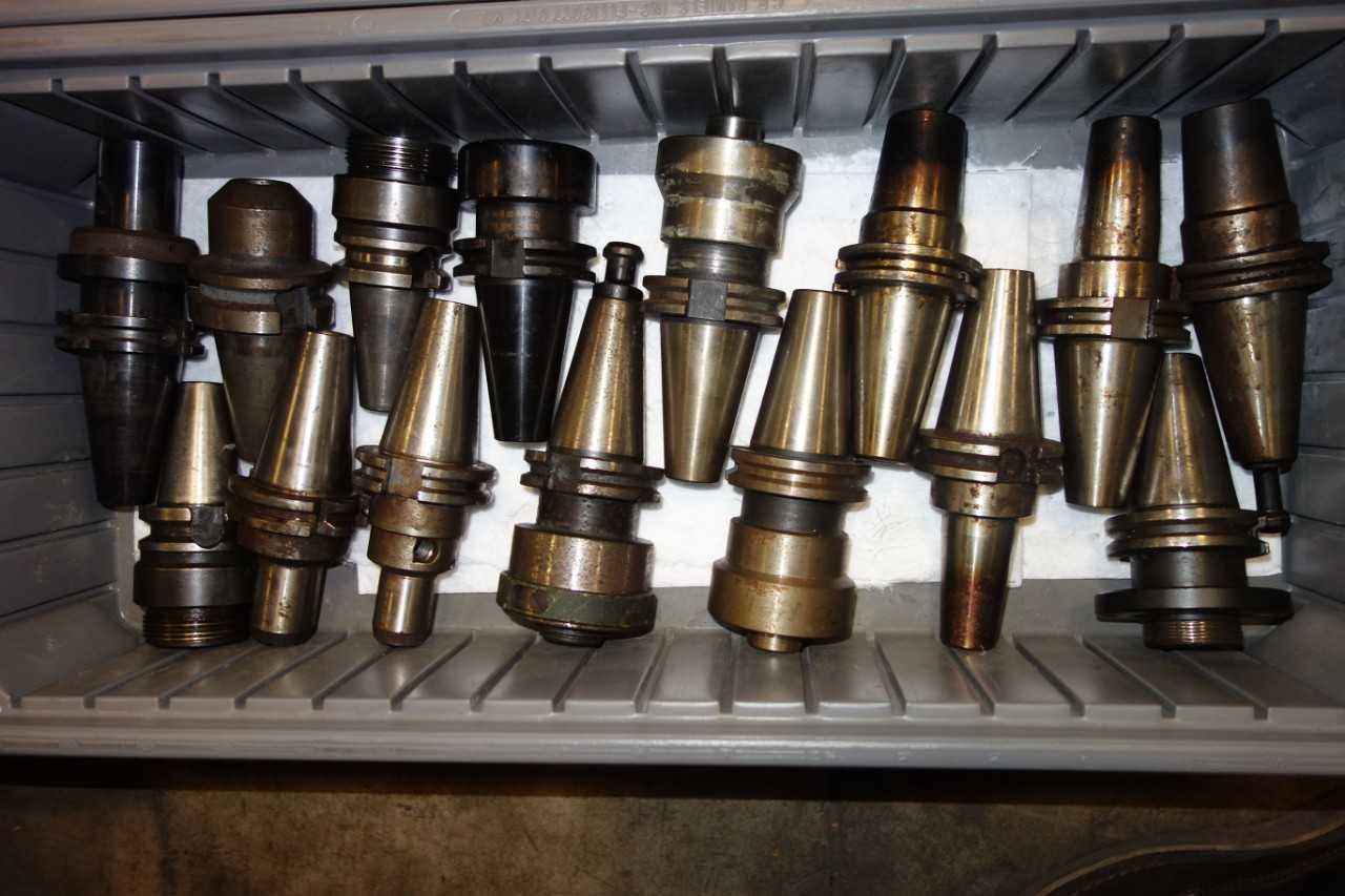 LOT OF ASSORTED CAT 40 TOOL HOLDERS - ELECTRIC POWER TOOLS