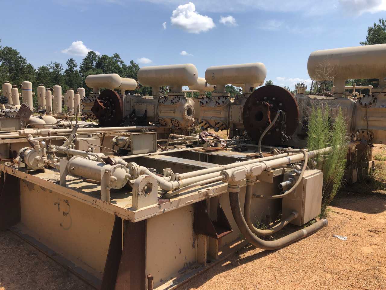 SURPLUS ARIEL JGZ/4 NATURAL GAS COMPRESSOR FRAMES/CYLINDERS - PALLET JACKS