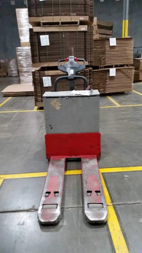 2011 Raymond R30XMA3 rider pallet jack Fenton MO - MANUAL PALLET JACKS