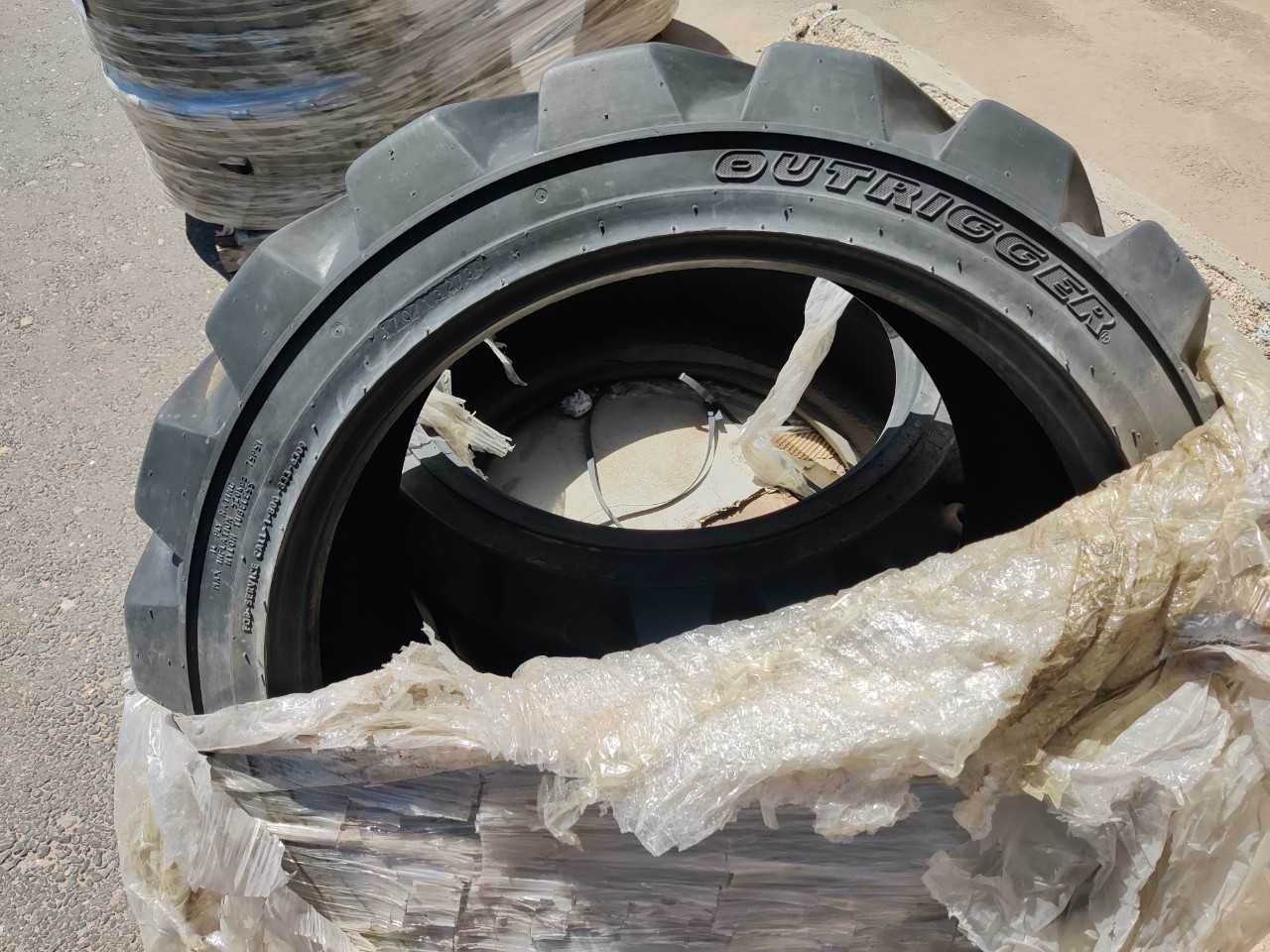 1 PALLET OF 2 INDUSTRIAL TRUCK TIRES - HYDRO EXCAVATOR TRUCKS
