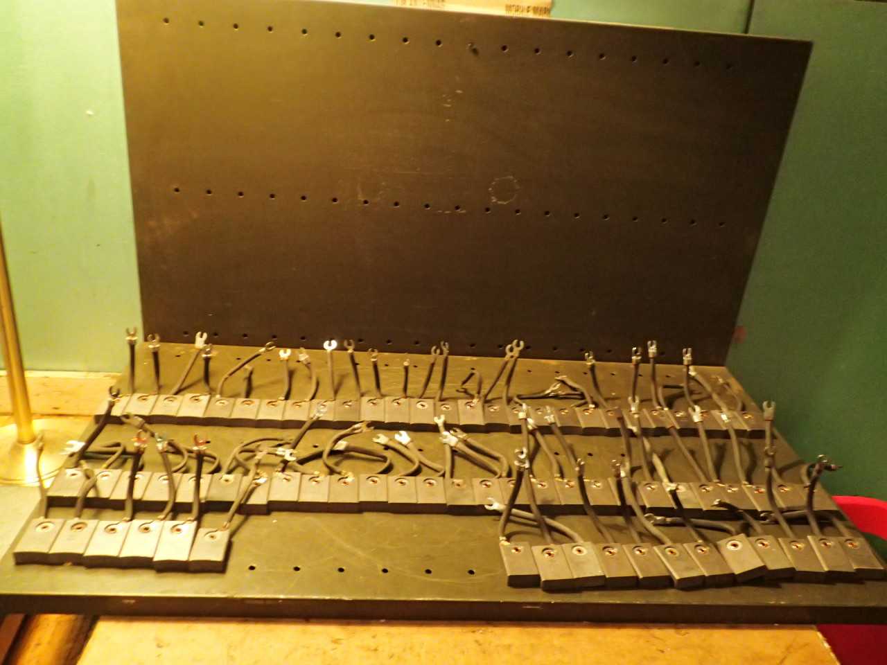 72 Pc Lot GE Electric Motor Rebuild Replacement Brushes: 2437672 Graphite Carbon - ELECTRICAL COMPONENTS