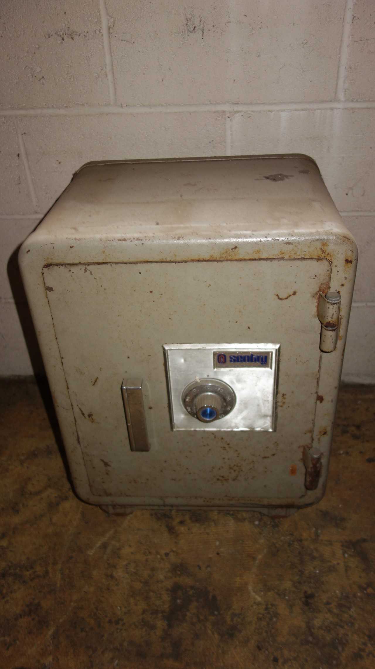 SENTRY B104399 FIRE RESISTANT SAFE (COMBINATION IS UNKNOWN) - SAFETY SWITCH