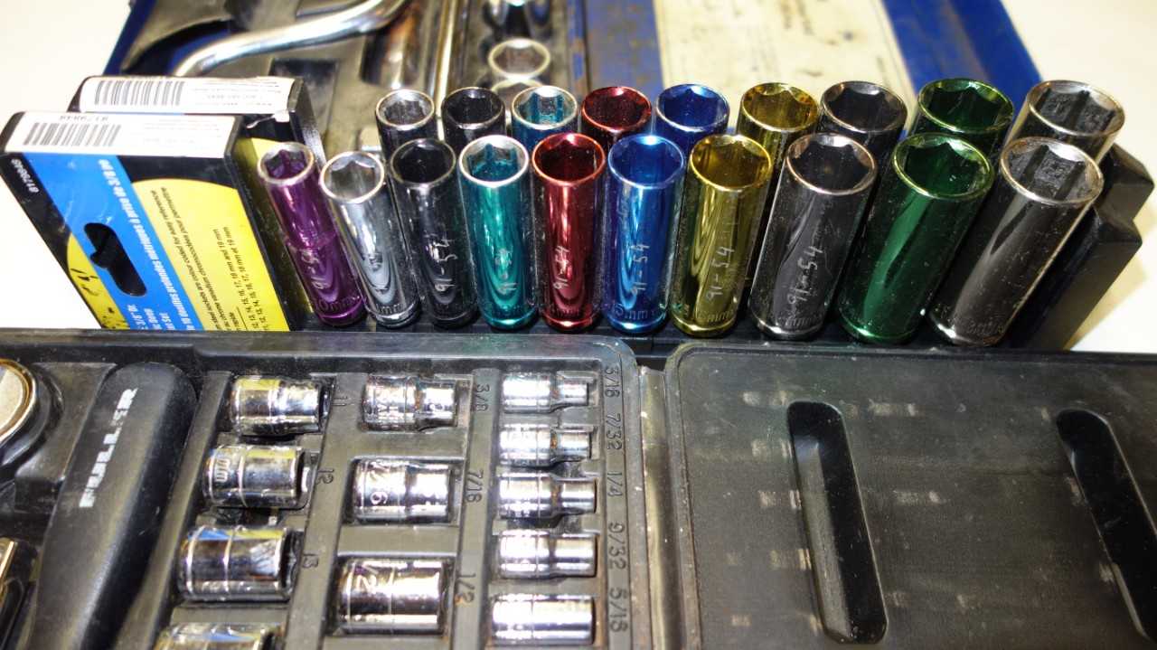 LOT OF 5 ASSORTED RATCHET SOCKET SETS - HAND TOOLS