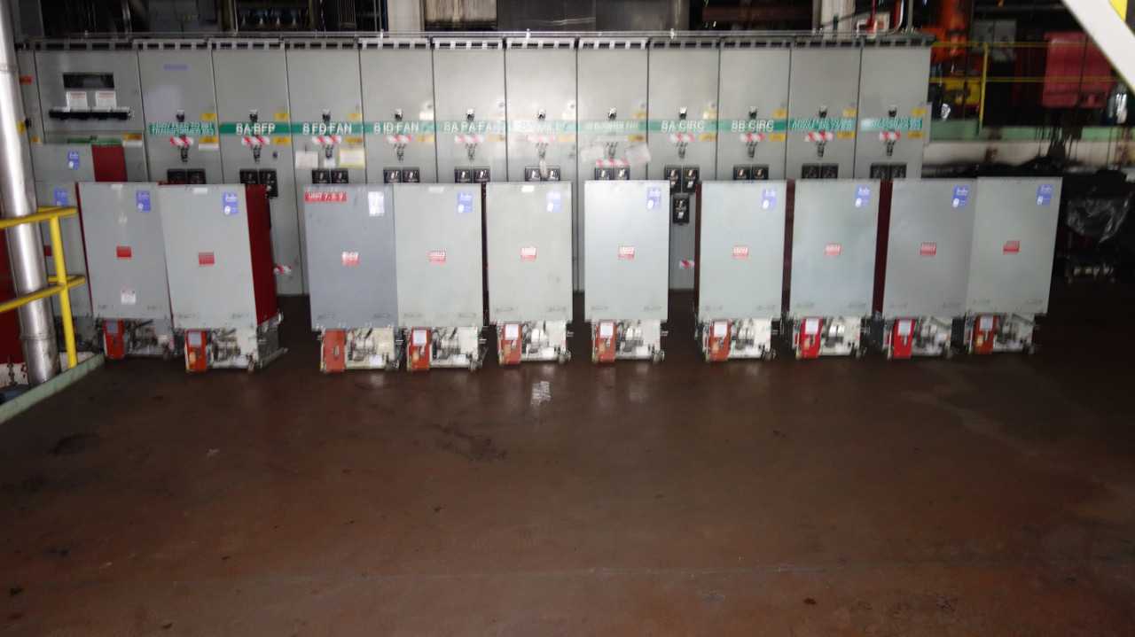 LOT OF 16 WESTINGHOUSE 50DHP250 1200A BREAKERS - CIRCUIT BREAKERS