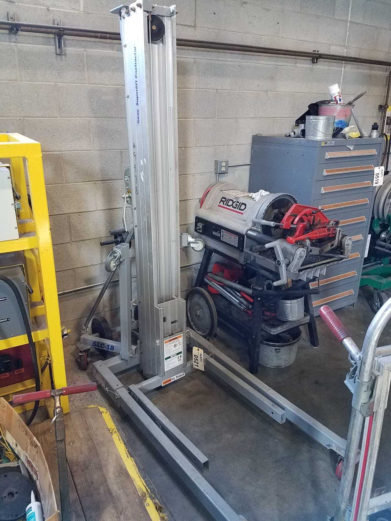 Manual material lift, 650lb capacity, 18' lift height - MATERIAL HANDLING