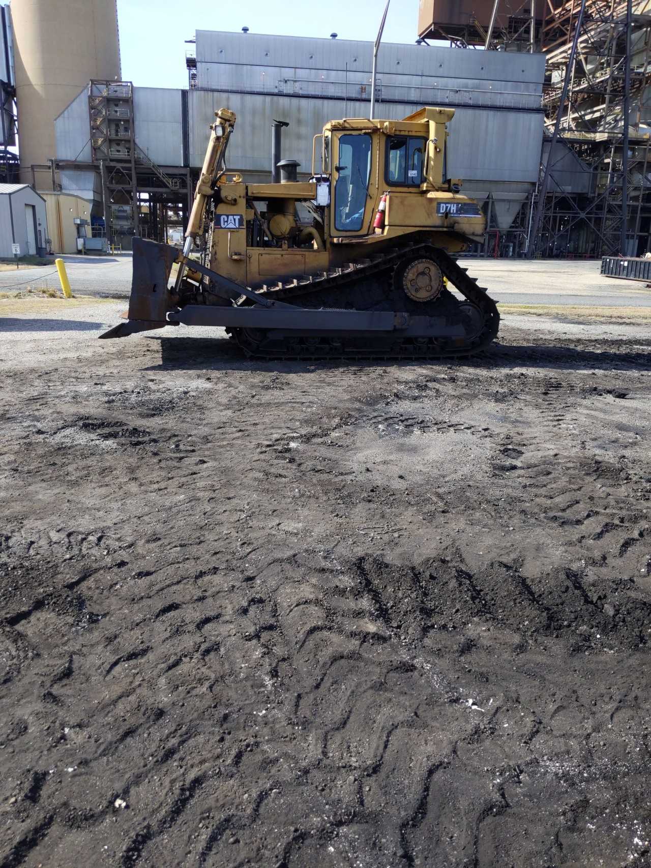Caterpillar D7H Dozer - CRAWLER LOADERS