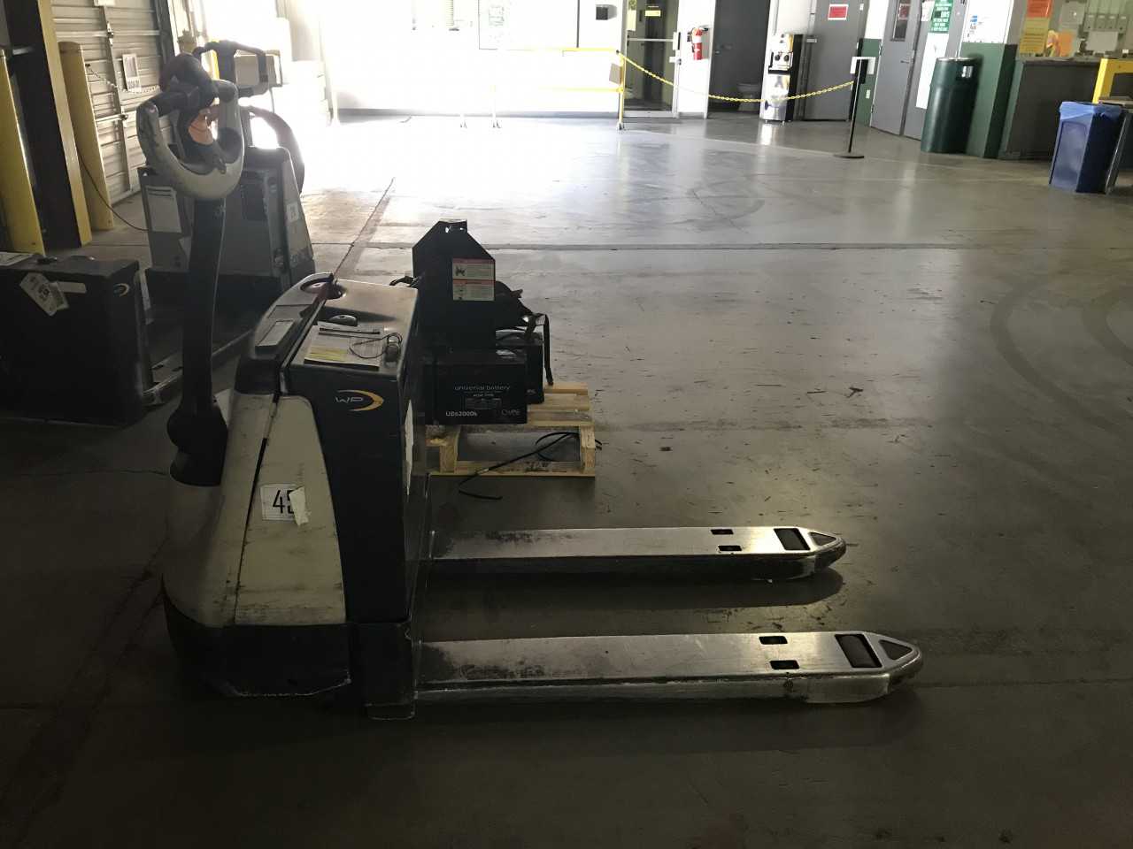 2008 Crown WP2335-45 walkie pallet jack, Las Vegas, NV - MANUAL PALLET JACKS