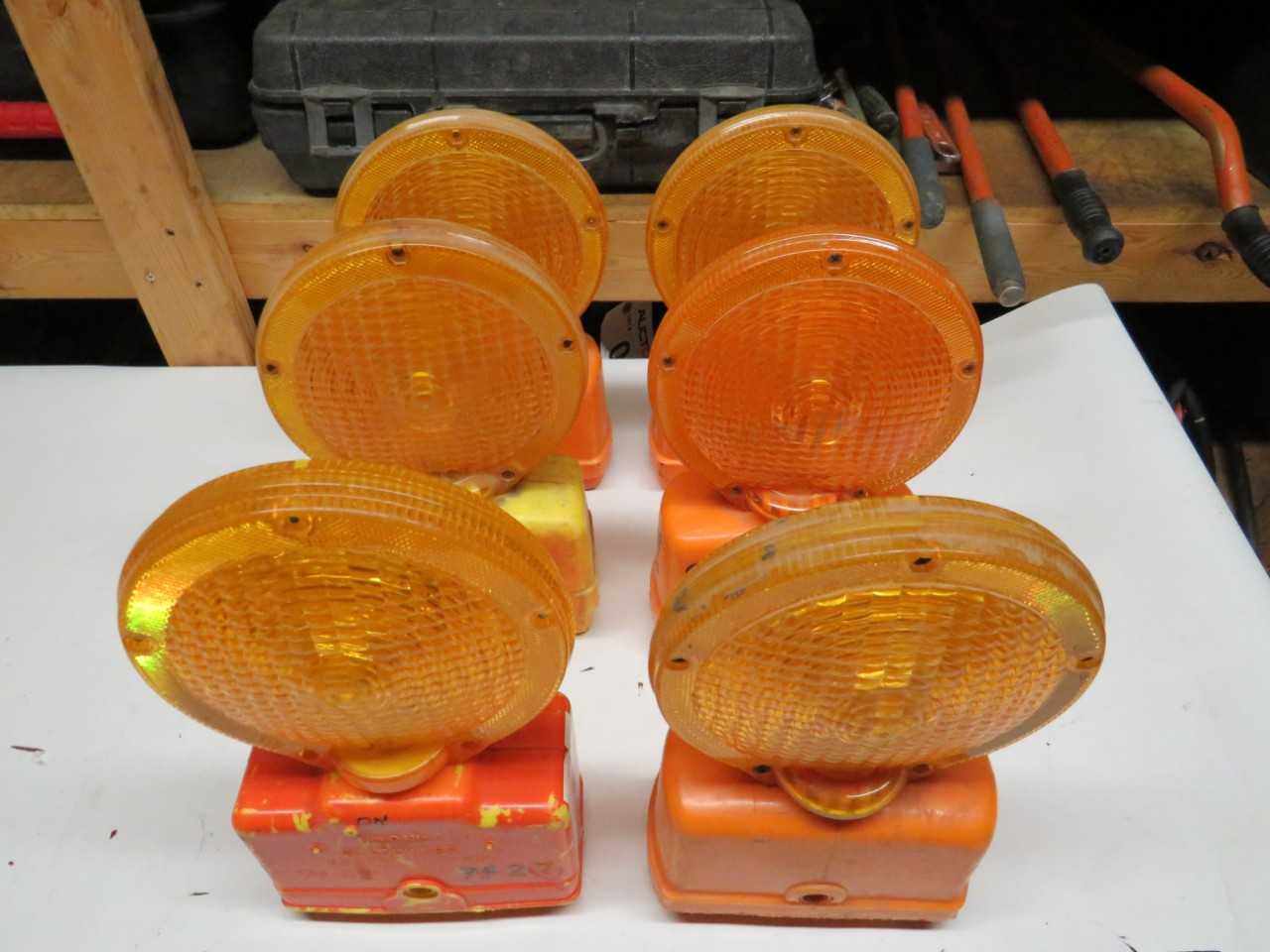 LOT OF 6 ASSORTED CONSTRUCTION CAUTION STROBE LIGHTS - LIGHTING