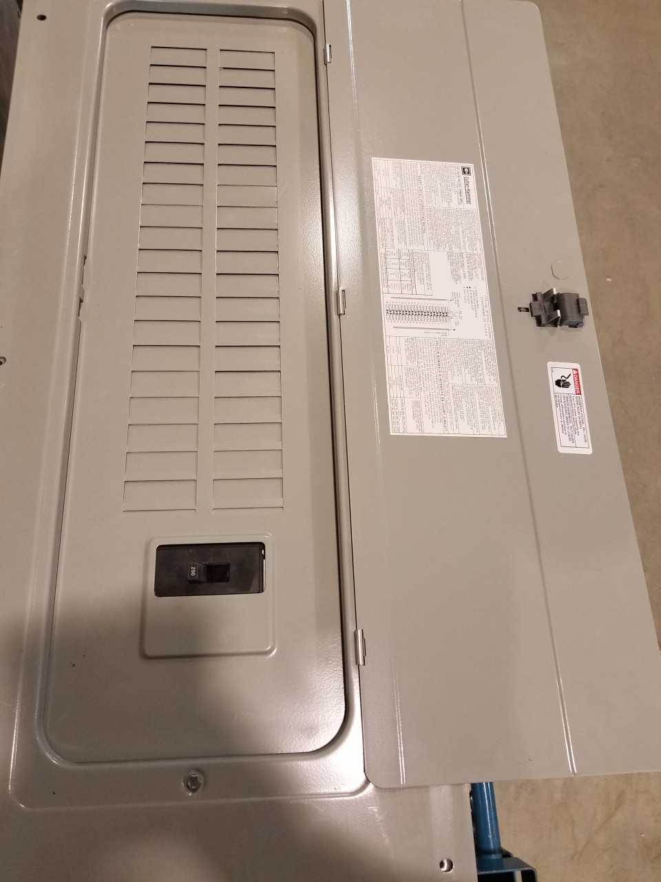 CUTLER-HAMMER - TYPE 1 ENCLOSURE WITH 200A BREAKER - CIRCUIT BREAKERS