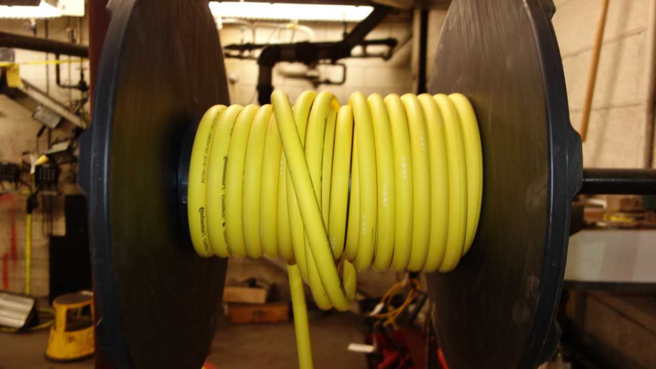 LOT OF 6 CONTINENTAL AIR HOSE ROLLS WITH HOLDER - ELECTRIC POWER TOOLS