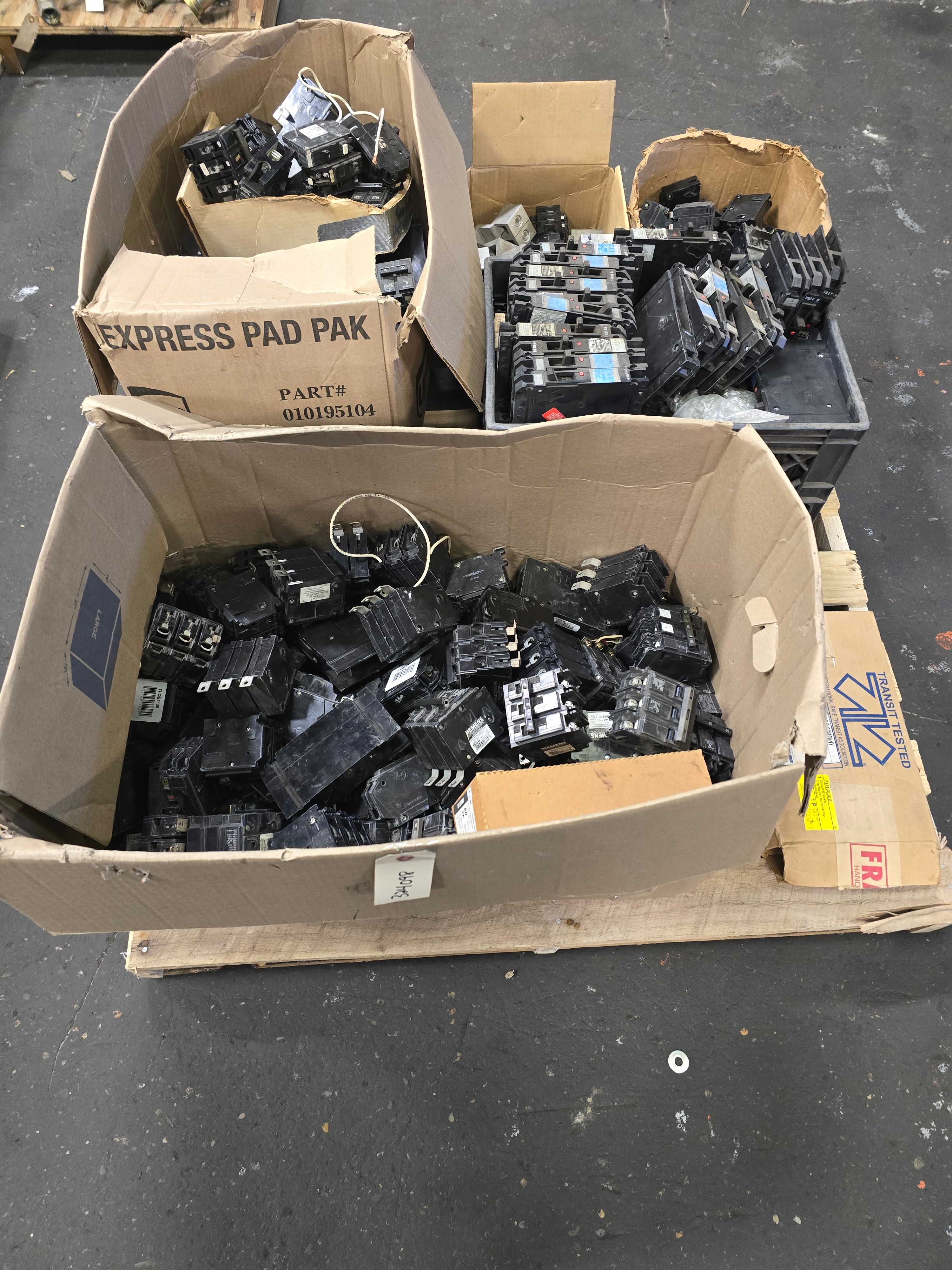 LOT OF ASSORTED CIRCUIT BREAKERS - CIRCUIT BREAKERS