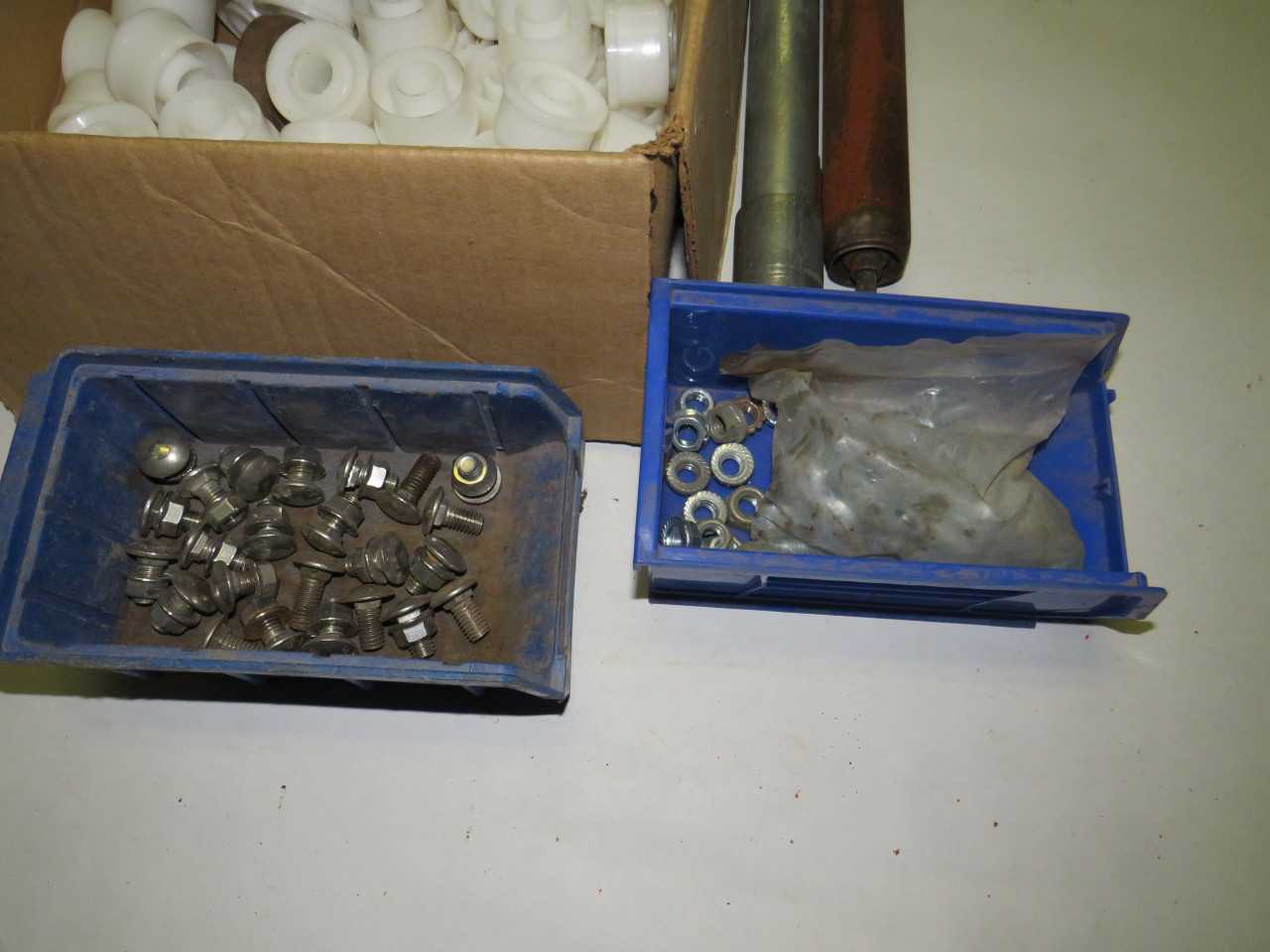 LOT OF ASSORTED PLASTIC AND METAL ROLLERS FO CABLE TRAY ROLLERS - ELECTRIC POWER TOOLS