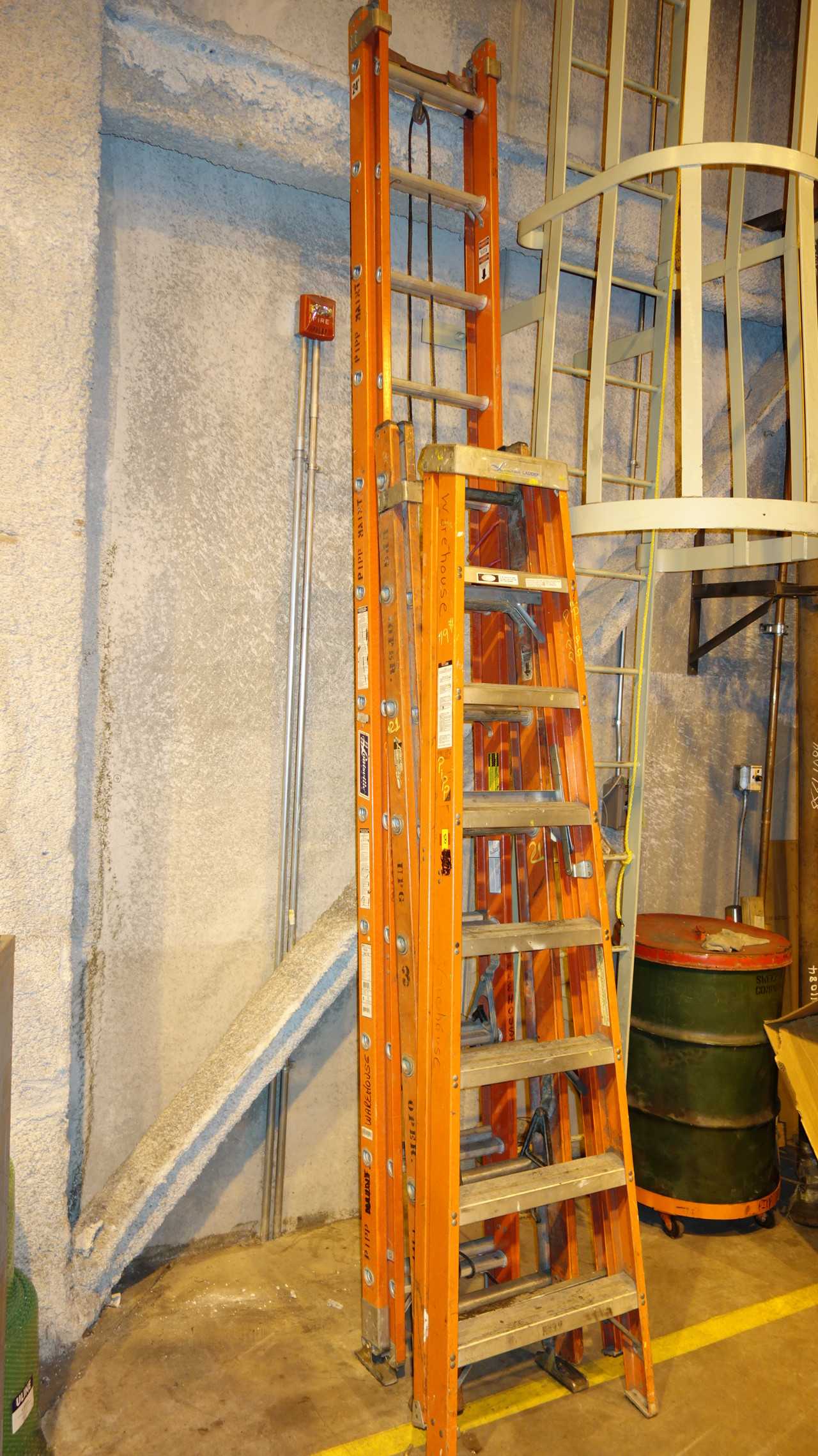 LOT OF 3 ASSORTED LADDERS 8FT TO 24 FT - ELECTRIC POWER TOOLS
