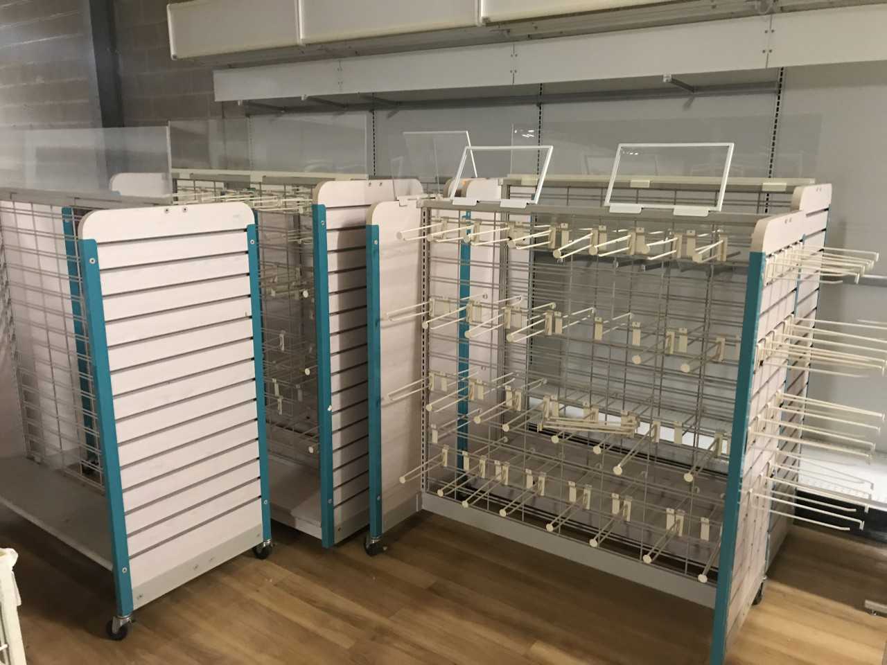 LOT OF 5 SQUARE DISPLAY'S ON CASTERS - PACKAGING