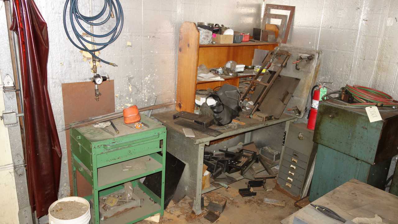 LOT OF 2 DESKS WITH ASSORTED WELDING CONTENTS - WELDING EQUIPMENT