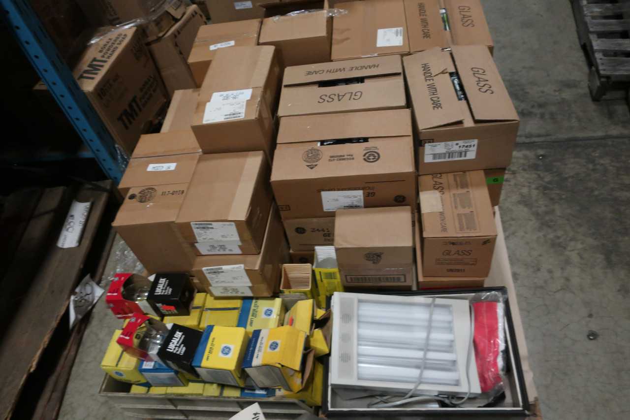 1 PALLET OF ASSORTED LIGHT BULBS - LIGHTING