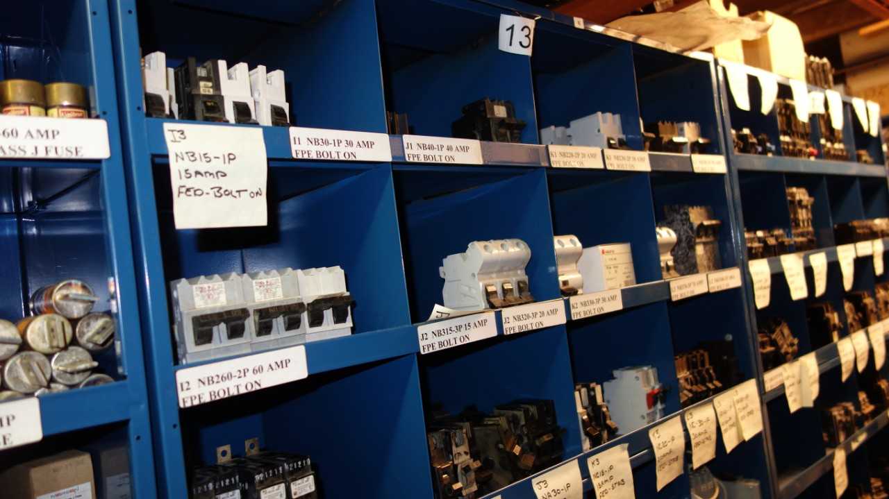 LOT OF ASSORTED CIRCUIT BREAKERS - CIRCUIT BREAKERS
