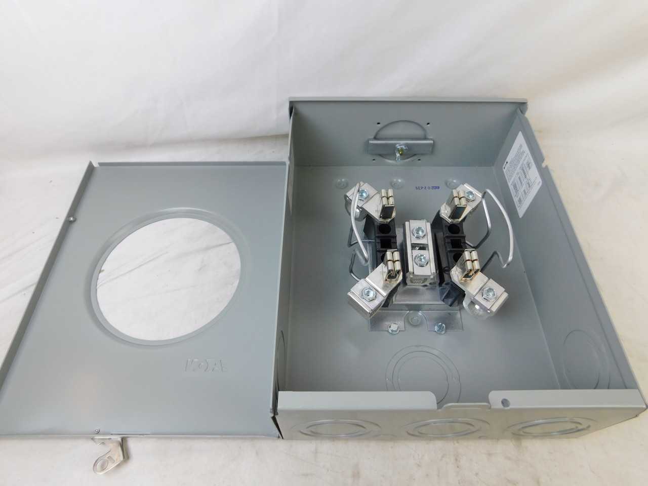 Quantity of 1 New Surplus Eaton UTRS212CCH Meter Socket Ringless 200A 120V - ELECTRICAL COMPONENTS