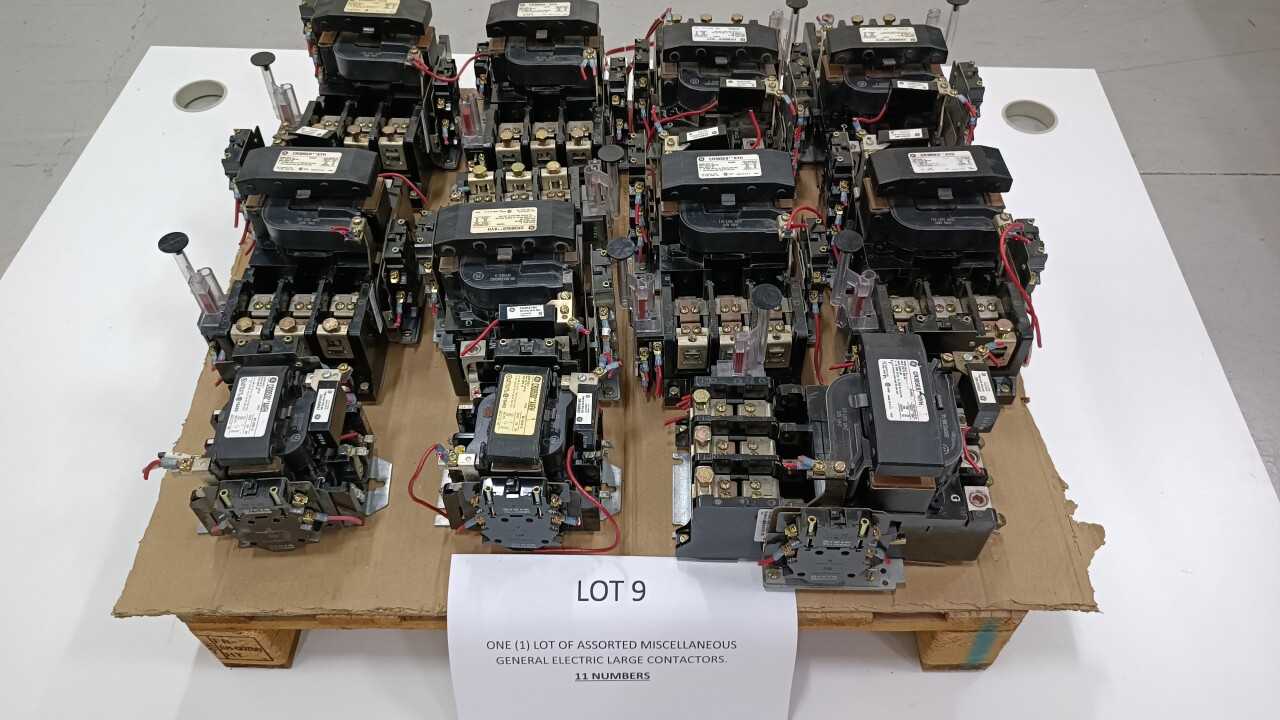 ONE (1) LOT OF ASSORTED MISCELLANEOUS GENERAL ELECTRIC LARGE CONTACTORS. - CONTACTORS
