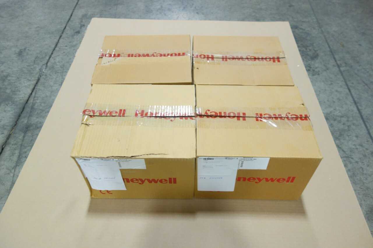 LOT OF 4 HONEYWELL TEMPERATURE TRANSMITTERS - INSTRUMENTATION