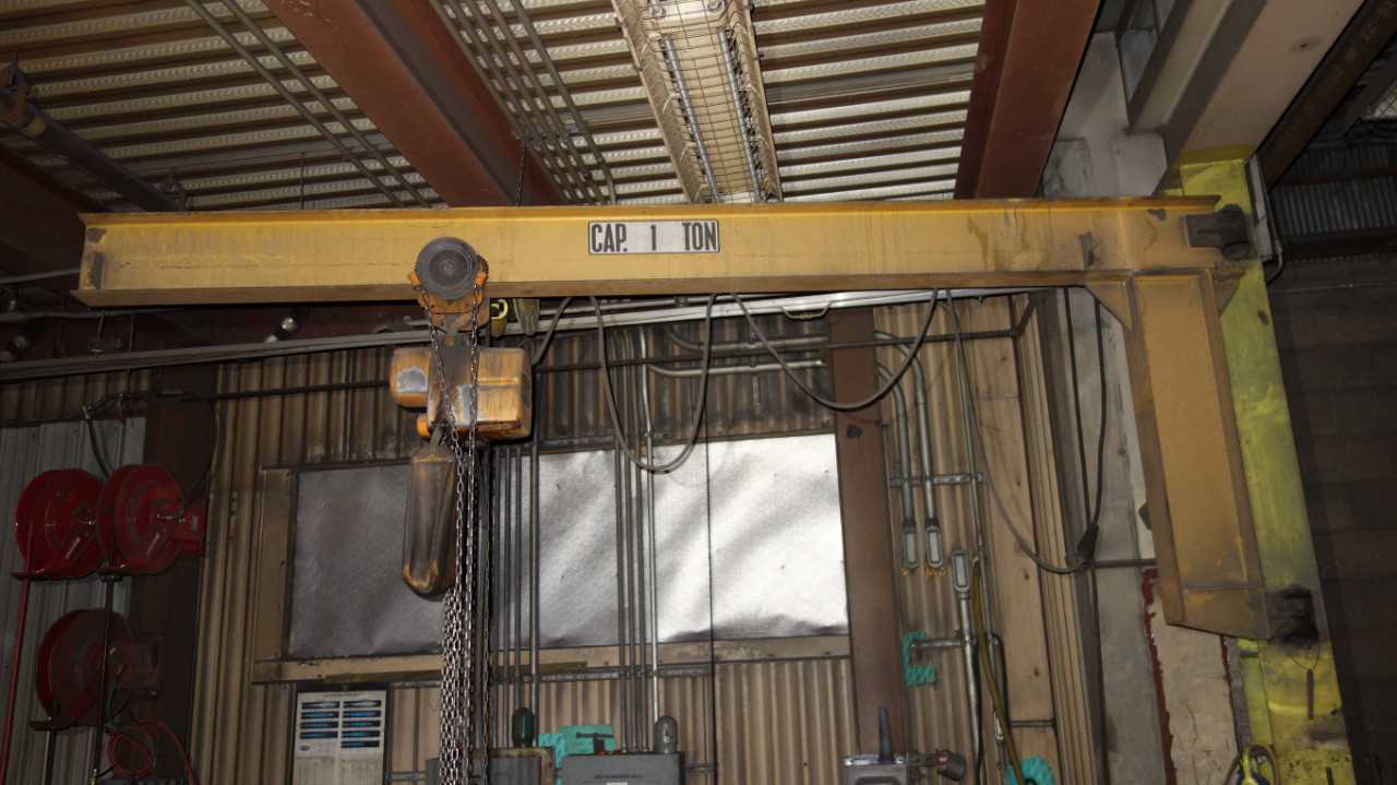 HARRINGTON 1 TON ELECTRIC CHAIN HOIST WITH 1 TON JIB CRANE, MANUAL TROLLEY - MISCELLANEOUS
