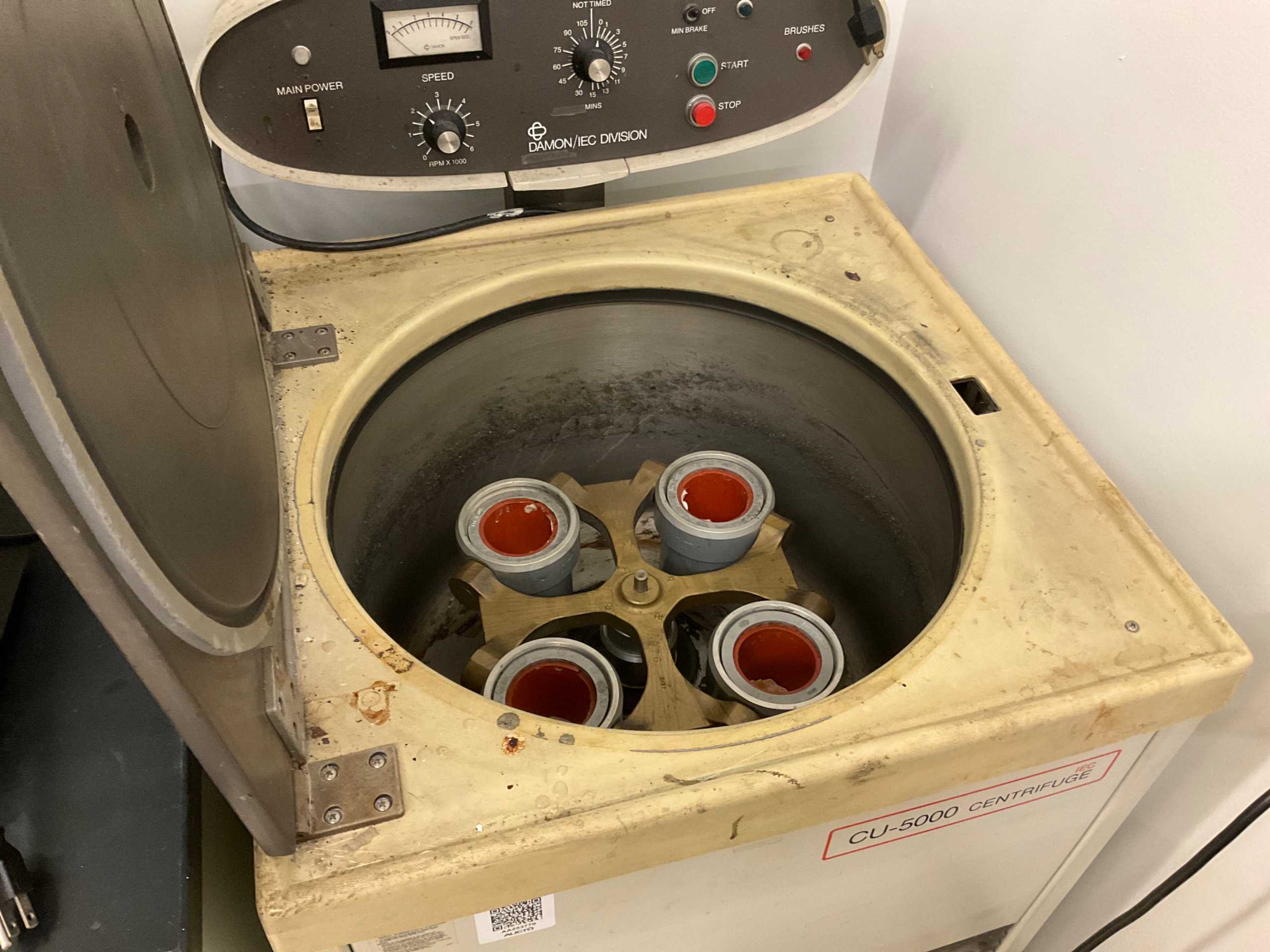 DAMON CU-5000 CENTRIFUGE