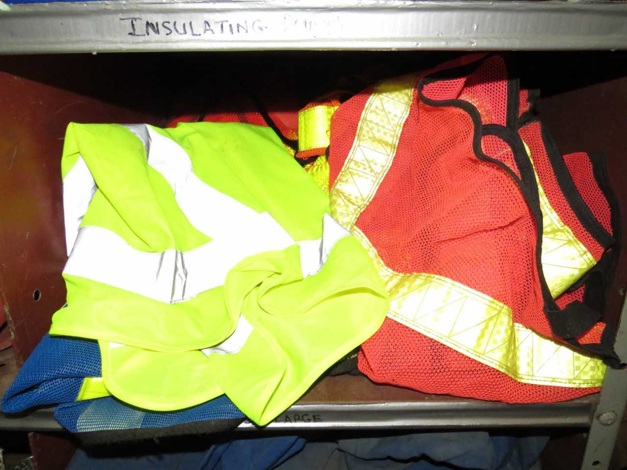 LOT OF ASSORTED REFLECTIVE SAFETY VEST - SAFETY EQUIPMENT