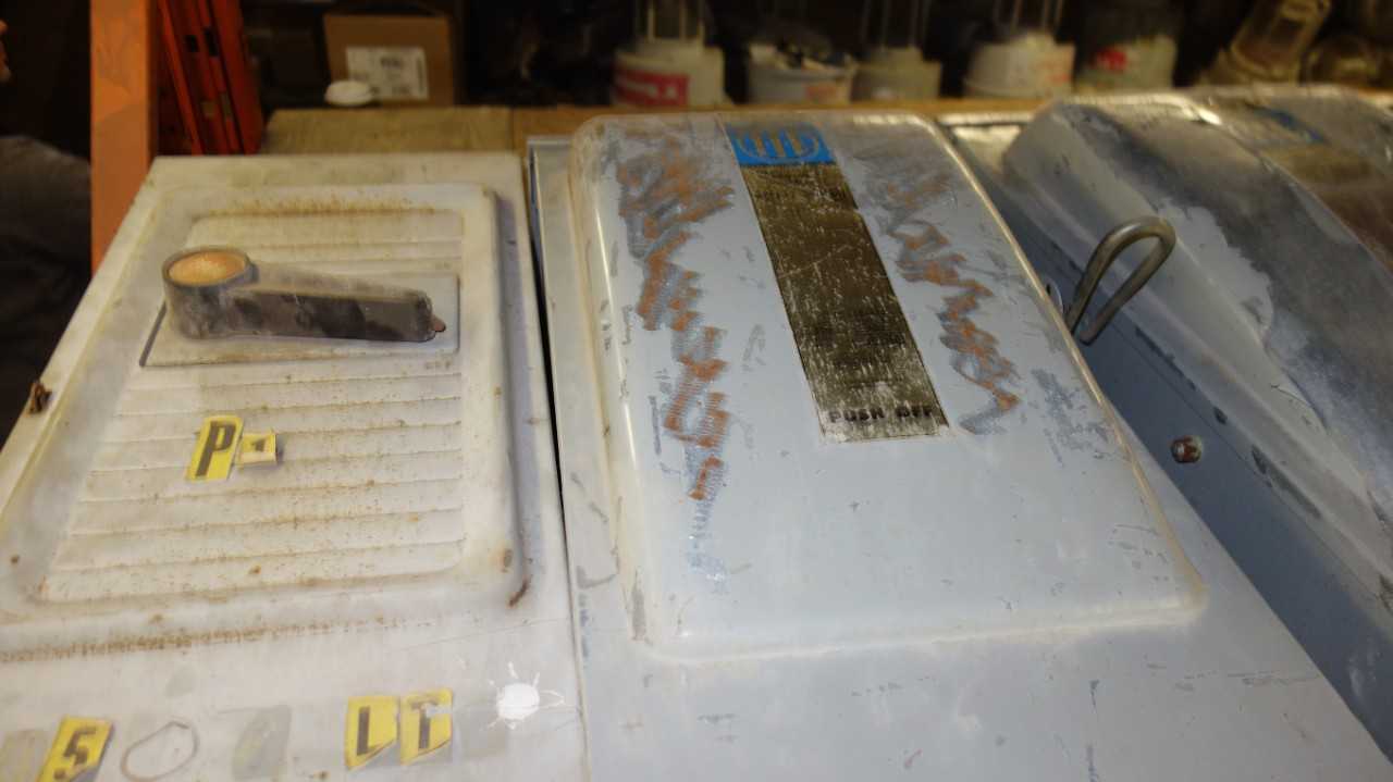LOT OF ASSORTED DISCONNECT SWITCHES - DISCONNECT SWITCHES