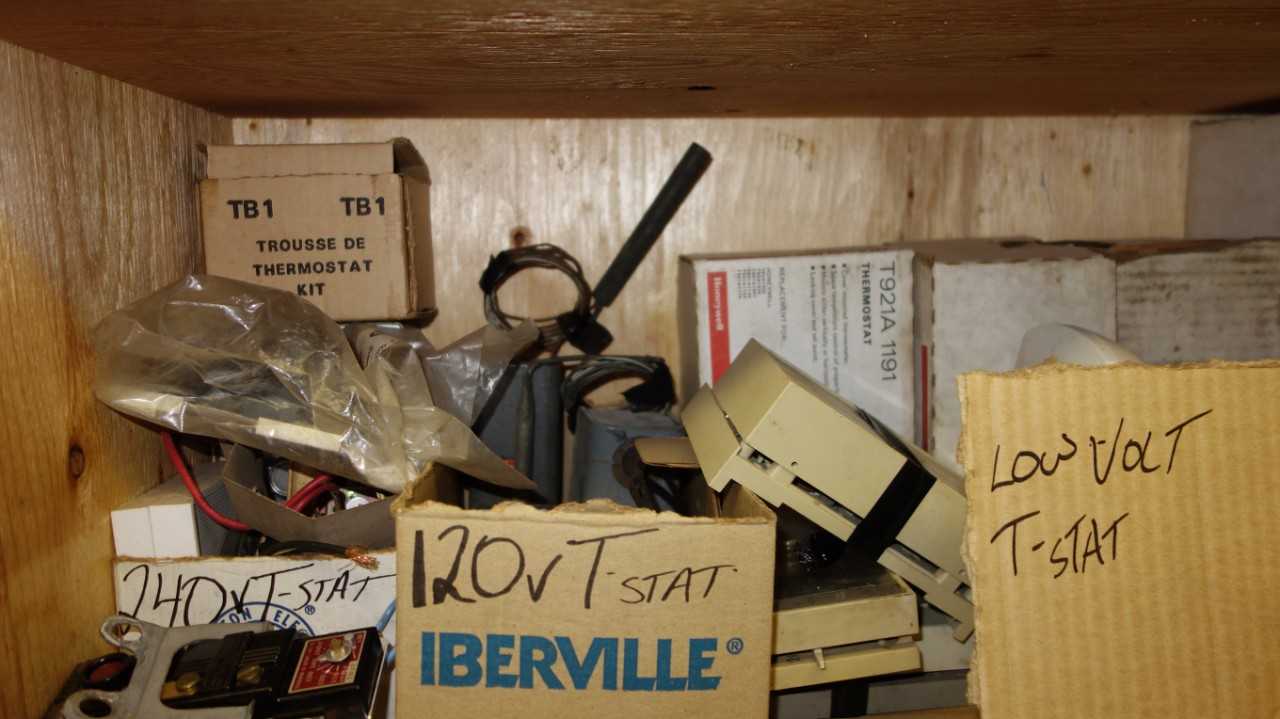 CONTENTS OF PIGEON HOLE CABINET, ASSORTED ELECTRICAL HEATING COMPONENTS, SPLICE KITS, THERMOSTAT, INSULATION SLEEVES, RAYCHEM - ELECTRICAL COMPONENTS