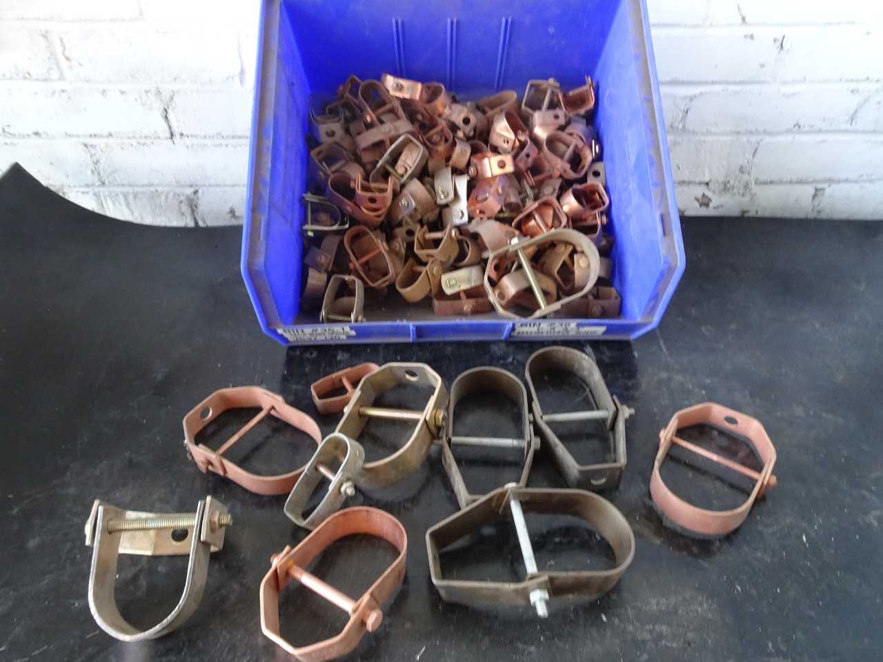 Approx 50 2 1/2in - 1in Copper pipe hangers - MACHINING ACCESSORIES & TOOLING