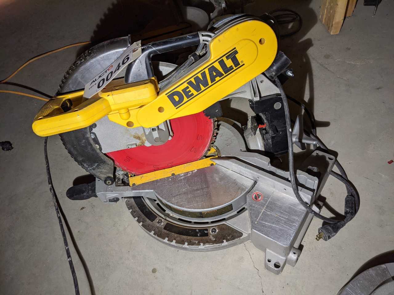 Dewalt DW716 Double bevel Compound Miter Saw - METAL SAWS