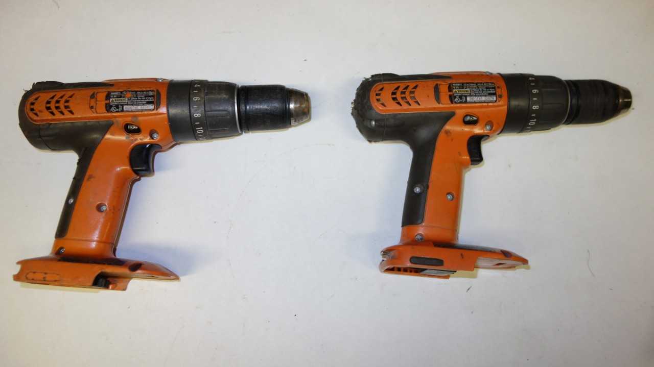 LOT OF 2 RIDGID R840011 1/2 IN 18V CORDLESS DRILL SETS W/ 1 CHARGER 2 BATTERY - ELECTRIC POWER TOOLS