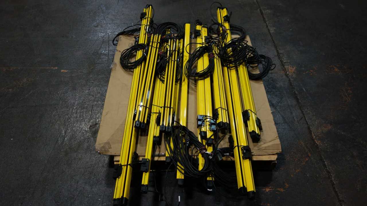 1 PALLET OF ASSORTED KEYENCE LIGHT CURTAIN TRANSMITTER/ RECEIEVER SETS, GL-R88H, GL-R44H, GL-R40H, GL-R56H - INSTRUMENTATION