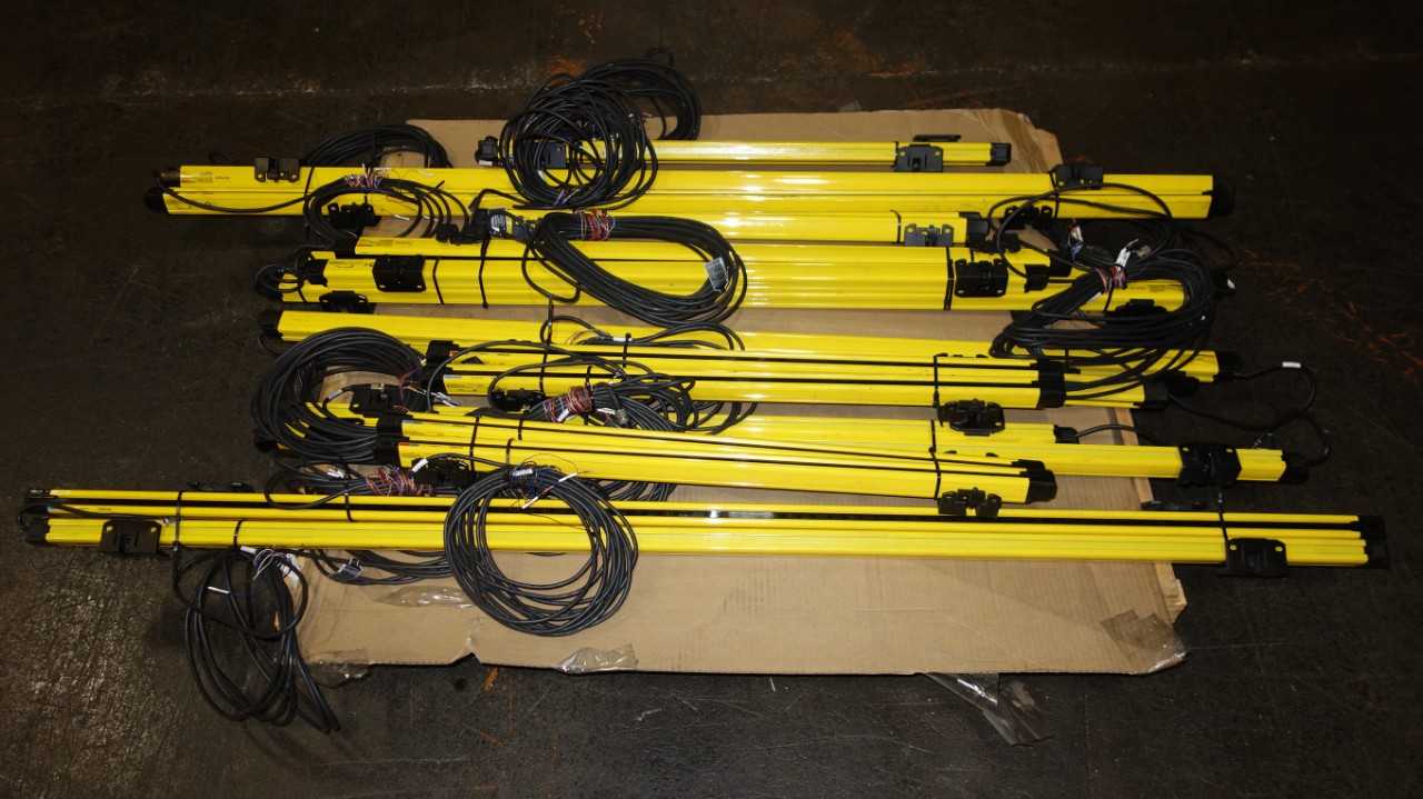 1 PALLET OF ASSORTED KEYENCE LIGHT CURTAIN TRANSMITTER/ RECEIEVER SETS, GL-R88H, GL-R44H, GL-R40H, GL-R56H - INSTRUMENTATION