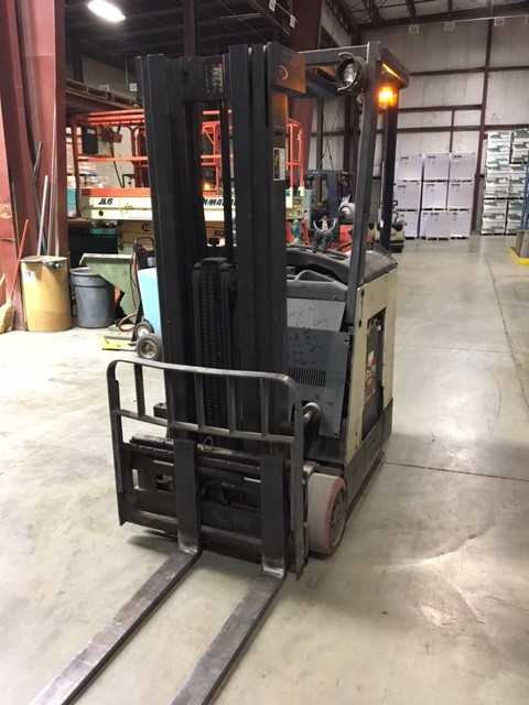 2005 Crown RC3020-30 standup counterbalance, Lemoyne, PA - FORKLIFTS
